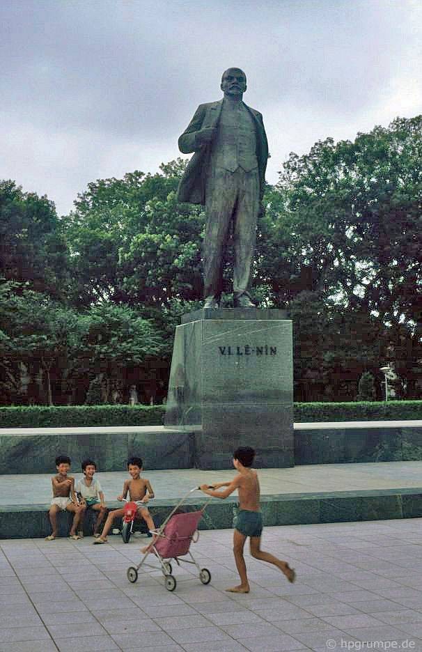 Tượng đài Lê Nin tại công viên Lê Nin, 1991.